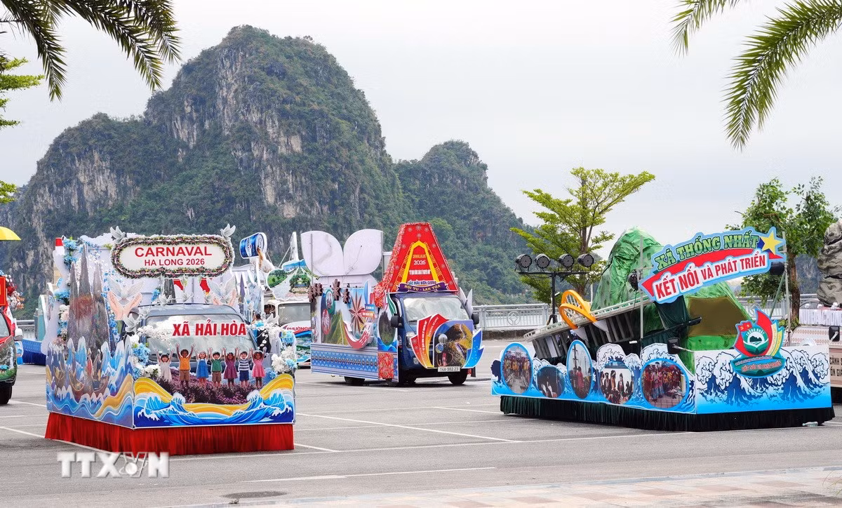 Những mẫu xe mô hình đầy màu sắc, thể hiện khát vọng phát triển của Quảng Ninh trong kỷ nguyên mới. (Ảnh: Văn Đức/TTXVN)
