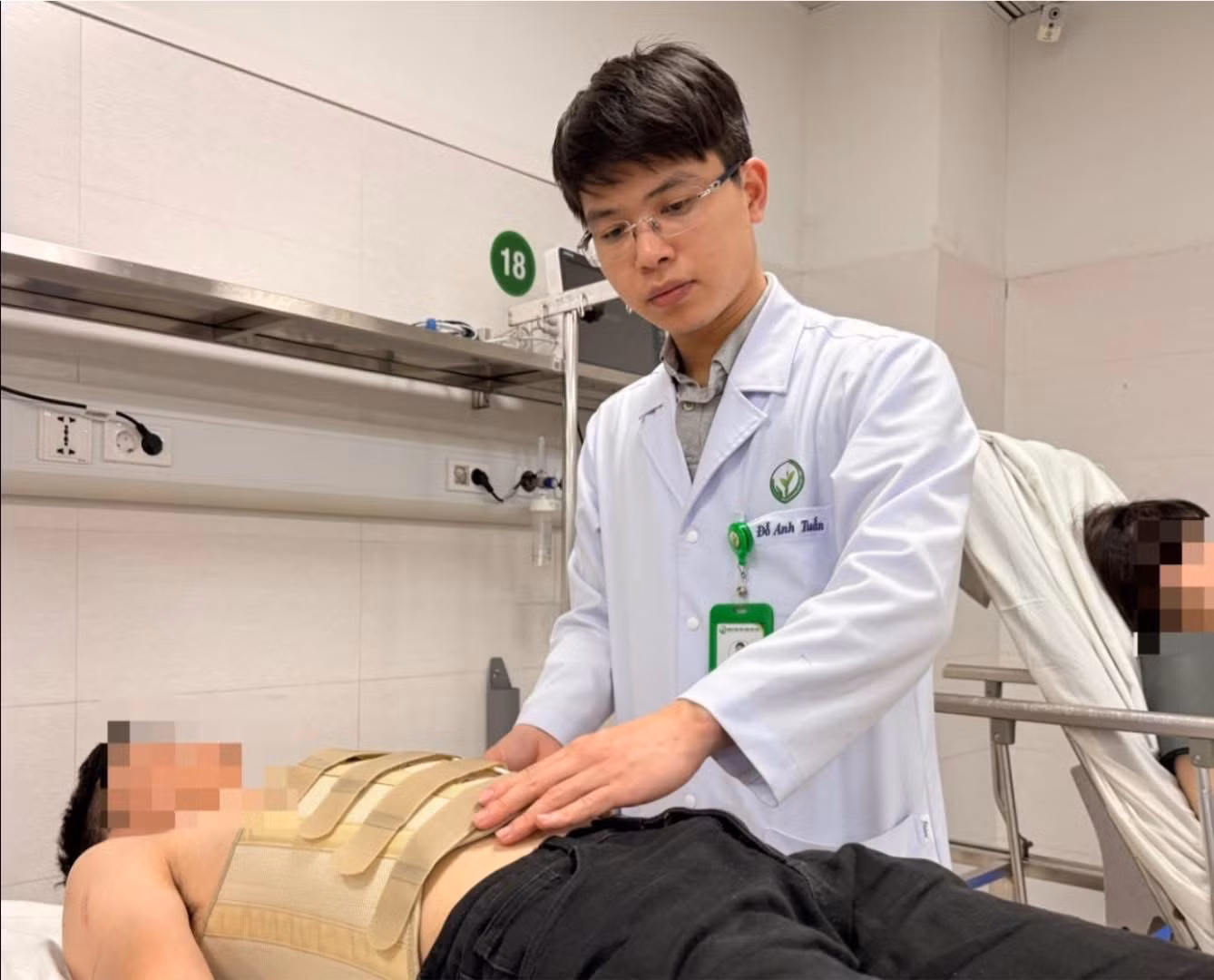 Bệnh nhân T.H.Đ (35 tuổi) nhập viện với tình trạng gãy gai ngang đốt L1 đến L4 và tổn thương phần mềm cẳng chân.