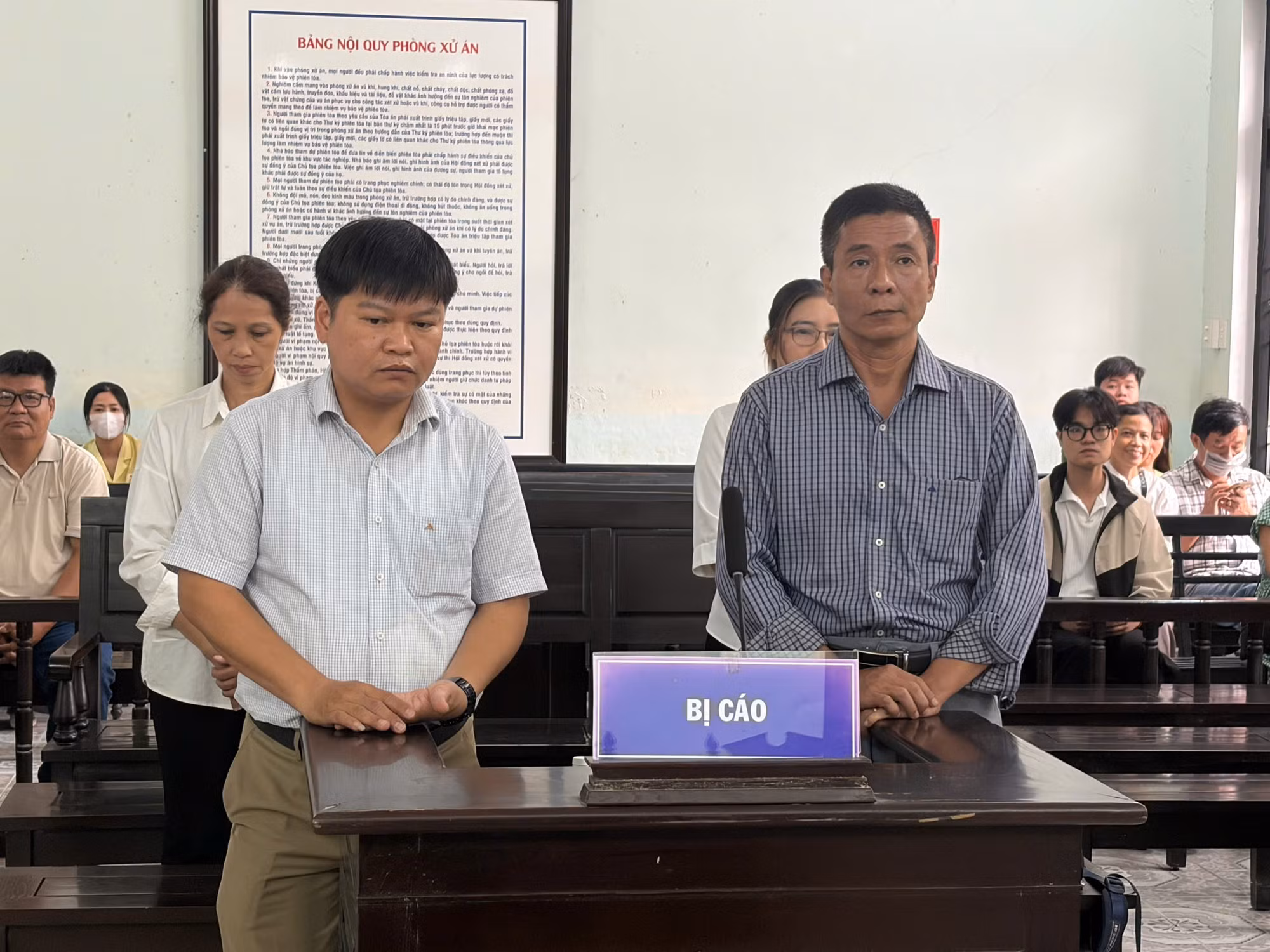 Bị cáo Hoàng Văn Đức (bìa phải) và đồng phạm tại phiên xét xử sơ thẩm.