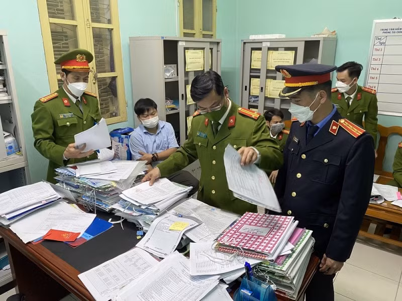 Cơ quan chức năng khám xét phòng làm việc của nguyên Kế toán trưởng CDC Huế Hà Thúc Nhật thời điểm điều tra.