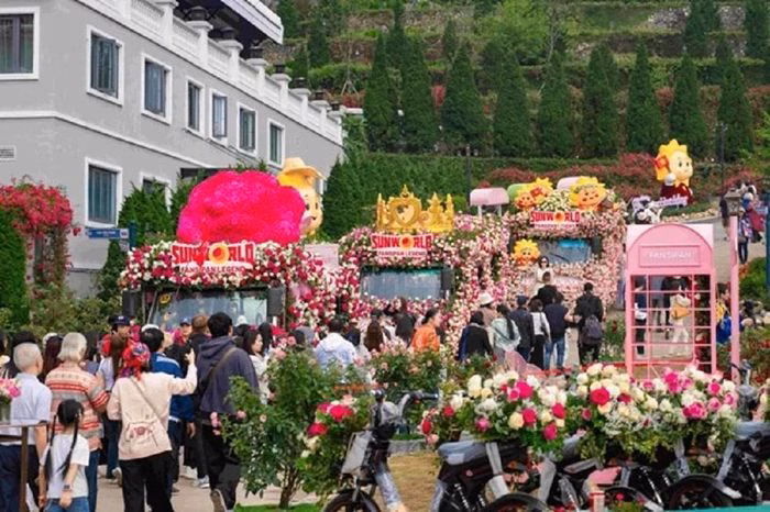 Không gian rực rỡ của Lễ hội hoa hồng Fansipan tạo nên sức hút khó cưỡng cho du khách trong kỳ nghỉ lễ.