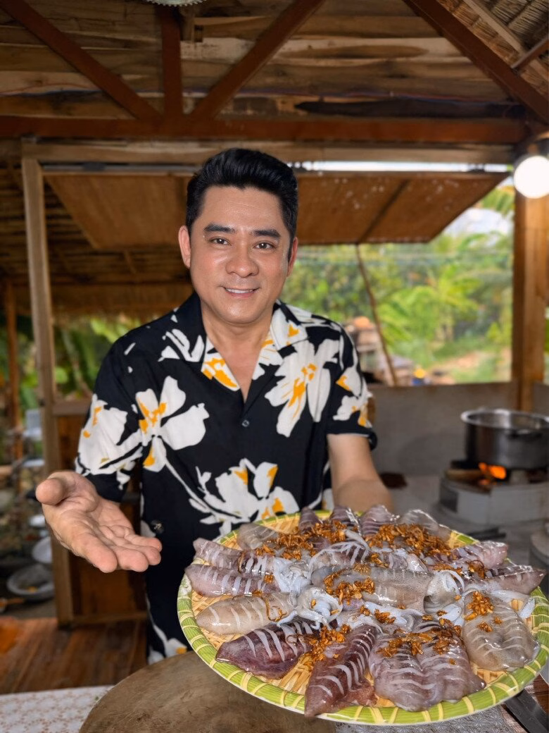 Công nghệ AI hỗ trợ Huỳnh Anh Tuấn truyền tải đam mê ẩm thực khi giọng nói chưa hồi phục hoàn toàn.