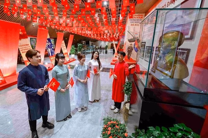 Sự kết hợp giữa tâm linh và trải nghiệm văn hóa tại núi Bà Đen thu hút mọi thế hệ.