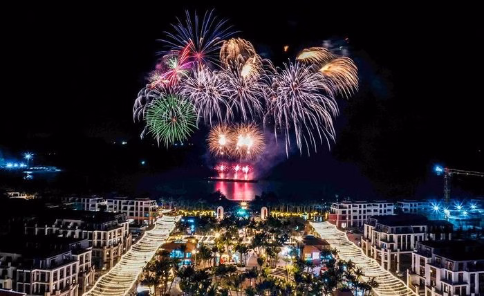 Pháo hoa rực rỡ đánh dấu sự khởi đầu sôi động của khu chợ đêm VUI-Fest Ha Long.