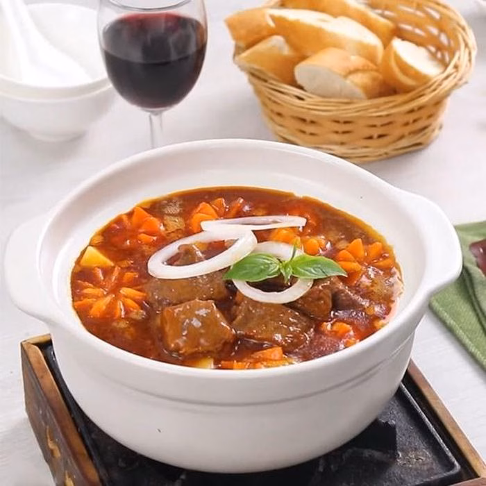 Bò sốt vang với màu đỏ nâu đặc trưng, dùng kèm bánh mì nướng giòn là sự kết hợp tuyệt vời.