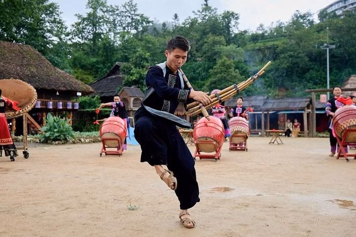 Nghệ thuật múa khèn tại Bản Mây là một trong những điểm nhấn văn hóa không thể bỏ qua khi đến Sa Pa.