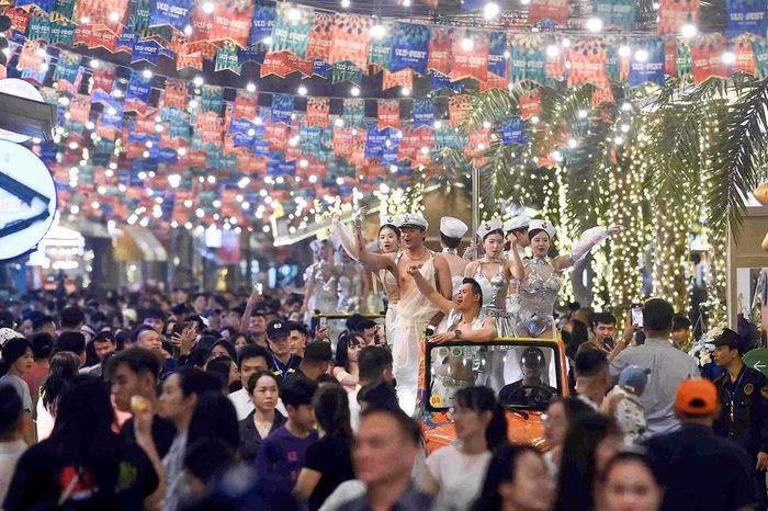 Các hoạt động nghệ thuật đường phố giúp không khí lễ hội tại Bãi Cháy thêm phần náo nhiệt.