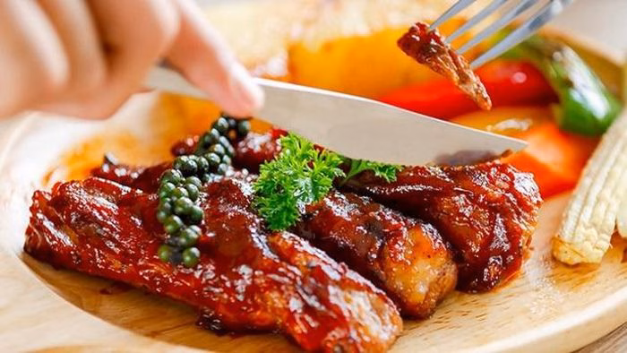 Sườn nướng BBQ với lớp sốt đậm đà, là món ăn không thể thiếu trong các buổi tụ tập gia đình.