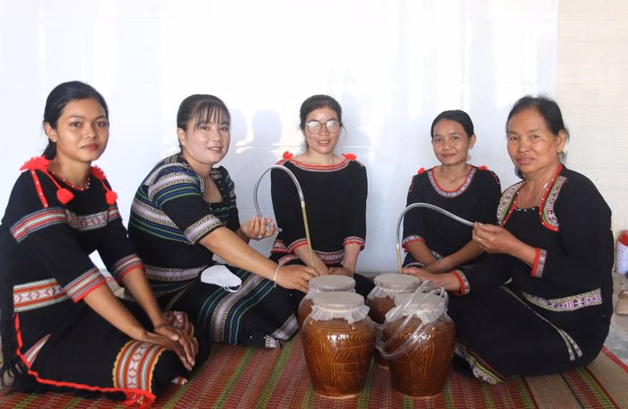 Bà Đào Thị Tuyên (góc phải) cùng với các phụ nữ ở xã Phan Sơn bên ché rượu cần