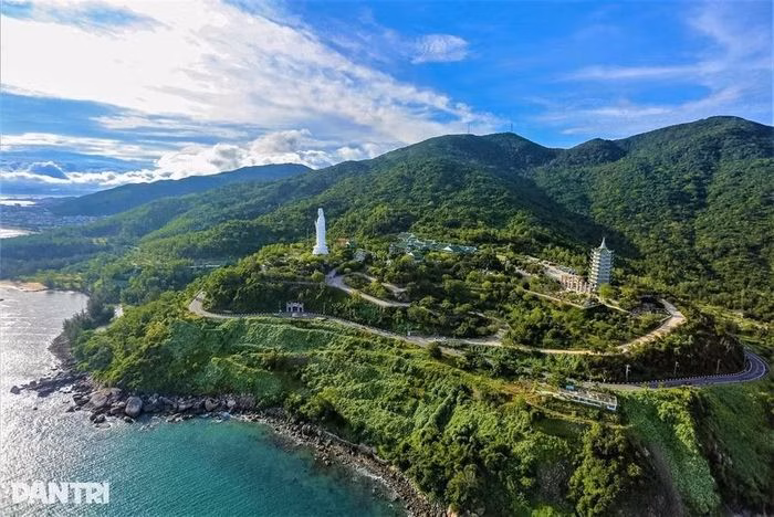 Bán đảo Sơn Trà với hệ sinh thái đa dạng là điểm nhấn không thể bỏ qua khi đến với thành phố Đà Nẵng.