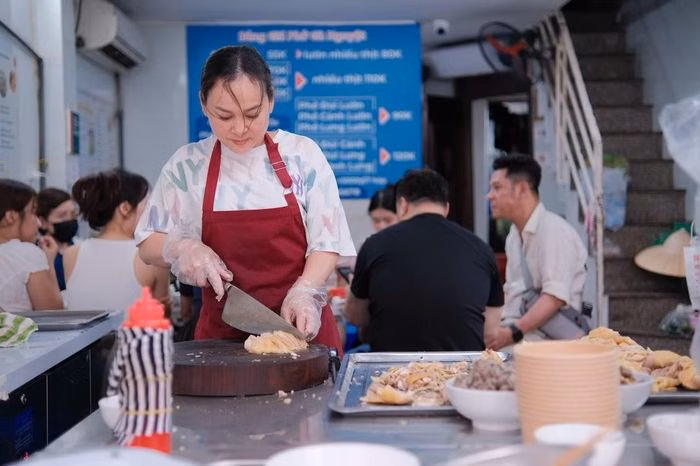 Phở gà Hà Nội mang vẻ đẹp mỏng manh, đối lập hoàn toàn với sự mạnh mẽ của phở bò.