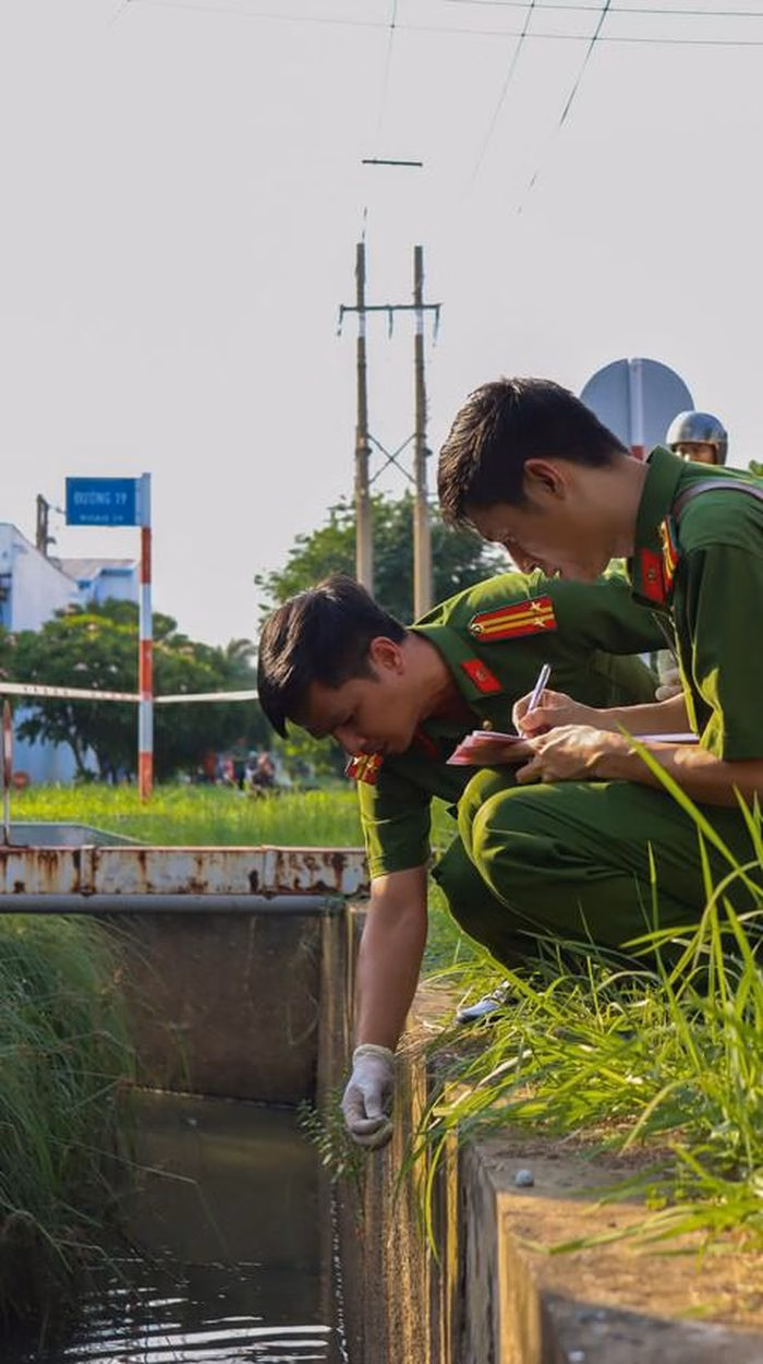 Công tác khám nghiệm hiện trường tỉ mỉ tại vụ phát hiện tử thi dưới mương nước ở Khu chế xuất Tân Thuận.