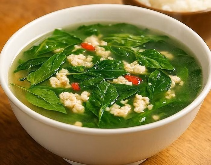 Canh lá ớt nấu tôm là lựa chọn tuyệt vời để bổ sung canxi tự nhiên.