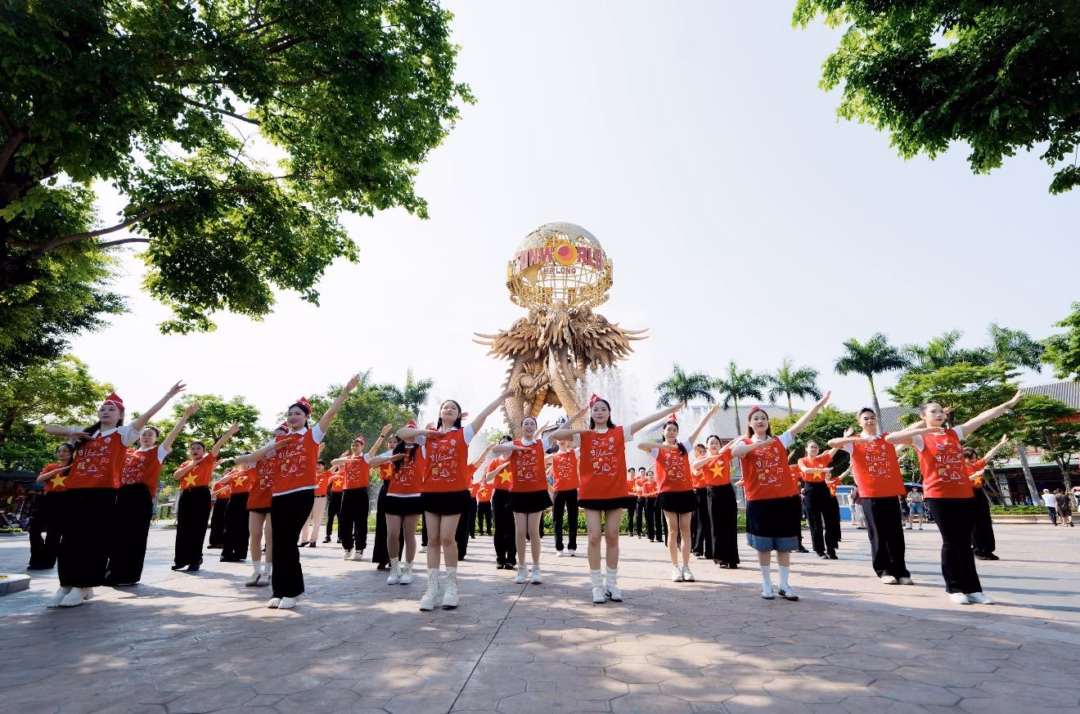 Các đoàn diễu hành Carnival mang đến không khí lễ hội náo nhiệt khắp không gian.