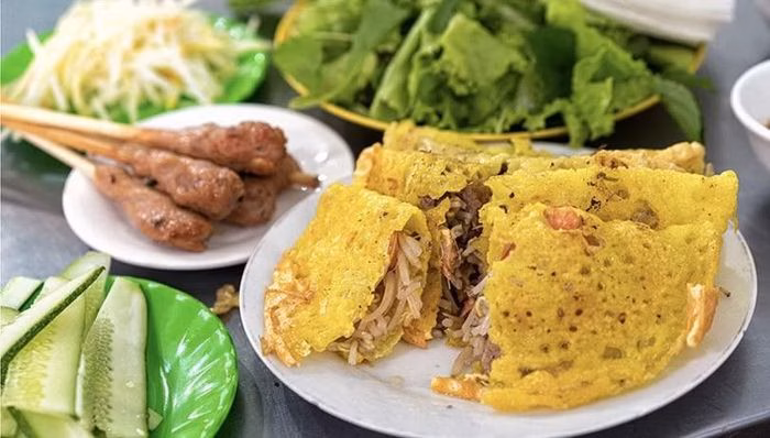Bánh xèo và nem lụi - món ăn dân dã được nhiều du khách yêu thích