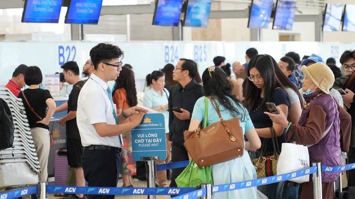 Nhân viên sân bay Nội Bài điều phối hành khách trong ngày 3/5. Ảnh: CTV.