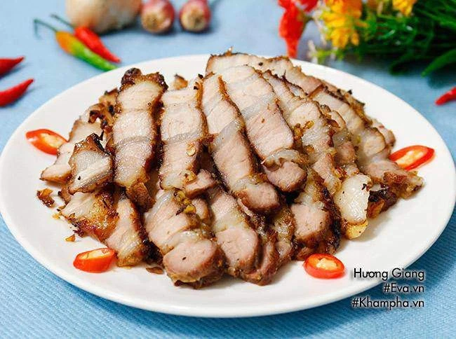 Đĩa thịt ba chỉ nướng sả ớt vàng óng, hấp dẫn