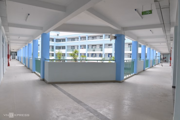 Hệ thống hành lang nối liền các dãy phòng giúp tối ưu hóa việc di chuyển trong trường.