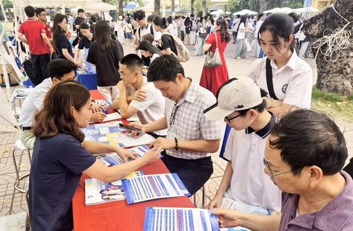 Phụ huynh và học sinh tìm hiểu thông tin tuyển sinh tại Ngày hội tư vấn hướng nghiệp năm 2026 do Trường Trung học phổ thông Yên Hòa tổ chức.