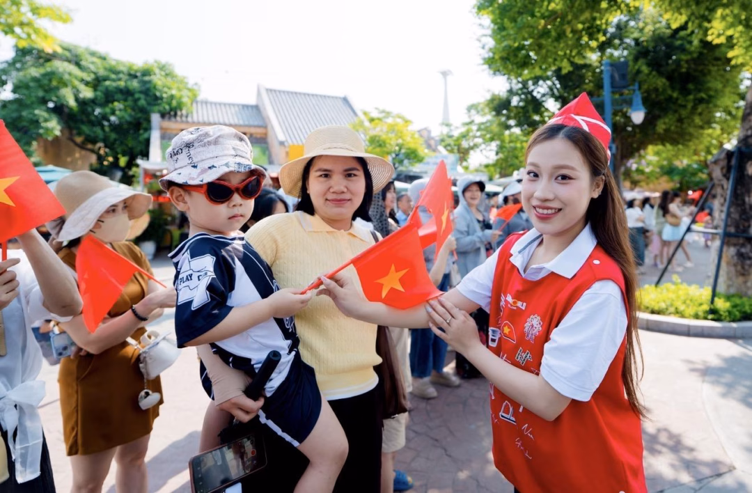 Du khách cùng hòa nhịp trong các màn trình diễn âm nhạc đường phố sôi động.
