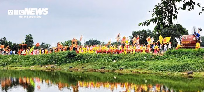 Lễ trình diều là nghi thức báo cáo với thần linh về những cánh diều tham gia tranh tài.