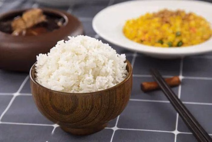 Sử dụng cơm nguội đúng cách hỗ trợ kiểm soát cân nặng và ổn định chỉ số đường huyết sau ăn.