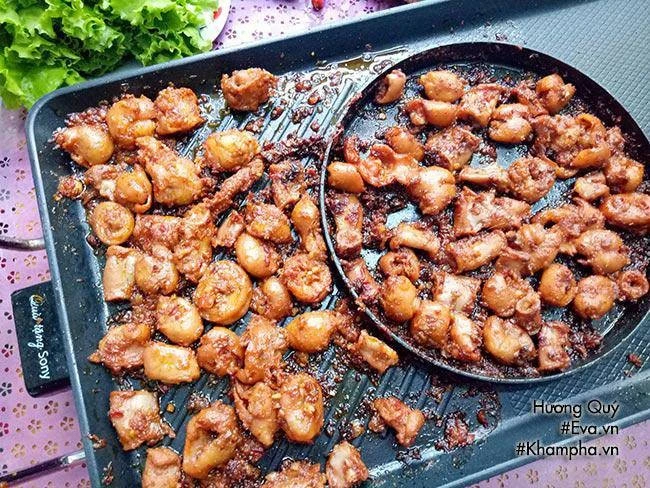 Lòng nướng thơm lừng ăn kèm rau sống