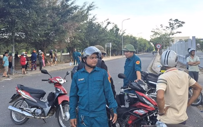Lực lượng dân phòng và chức năng địa phương có mặt tại các tuyến đường quanh khu vực cháy để điều tiết người dân và phương tiện.