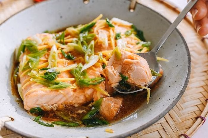 Phương pháp hấp là cách tốt nhất để bảo toàn các acid béo nhạy cảm với nhiệt độ cao trong cá hồi.