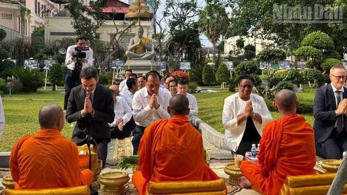 Các đại biểu tham dự lễ cầu phúc do các nhà sư thực hiện tại Bộ Thông tin Campuchia. (Ảnh: ĐINH TRƯỜNG)