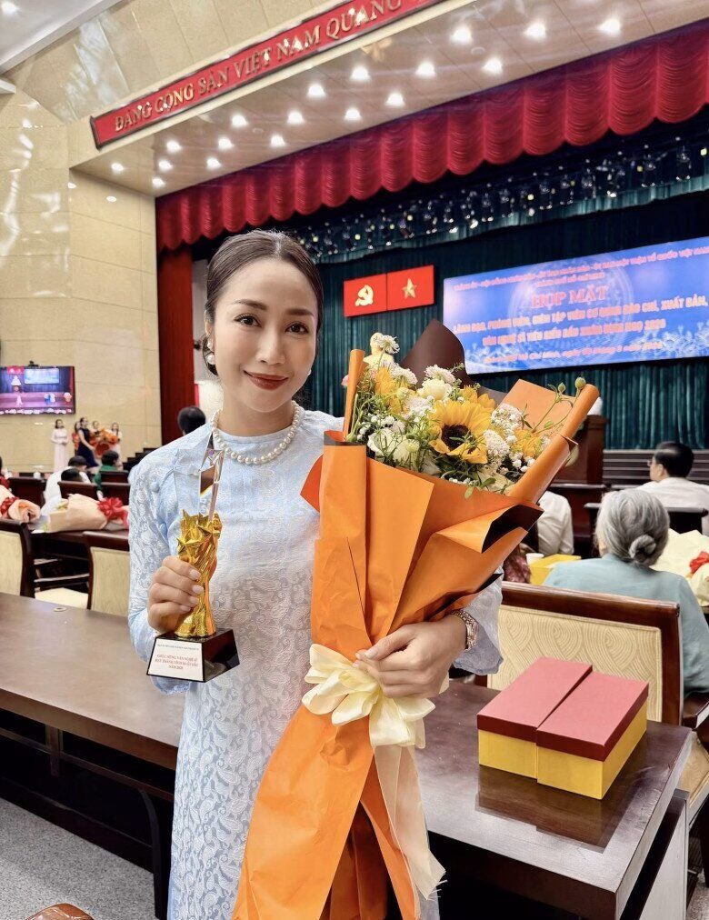 Ốc Thanh Vân tích cực hoạt động nghệ thuật song song với chăm sóc con cái