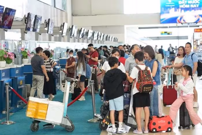 Sân bay Nội Bài đón lượng khách kỷ lục trong ngày cuối kỳ nghỉ lễ