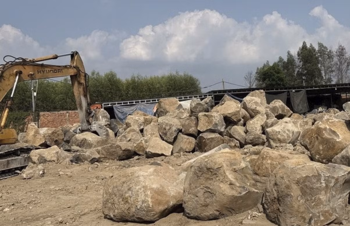 Các khối đá được phát hiện tại hiện trường trong quá trình kiểm tra của cơ quan chức năng (Ảnh: CACC)