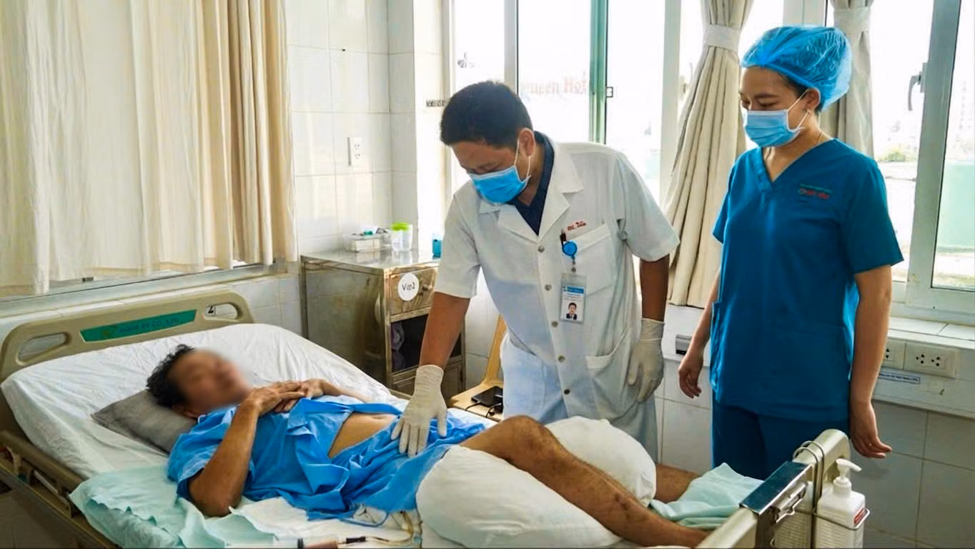 Bệnh nhân N.V.H được các bác sĩ tại Bệnh viện Phong - Da liễu Trung ương Quy Hòa kiểm tra, theo dõi sát sao trong quá trình điều trị.