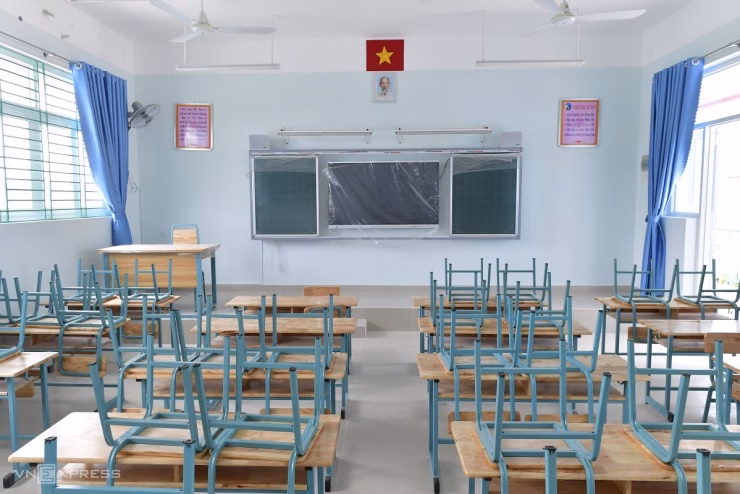 Kiến trúc hiện đại với màu sắc tươi sáng, tạo môi trường học tập thân thiện.